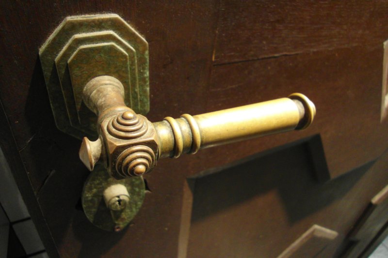 _046praguedoorhandle.jpg